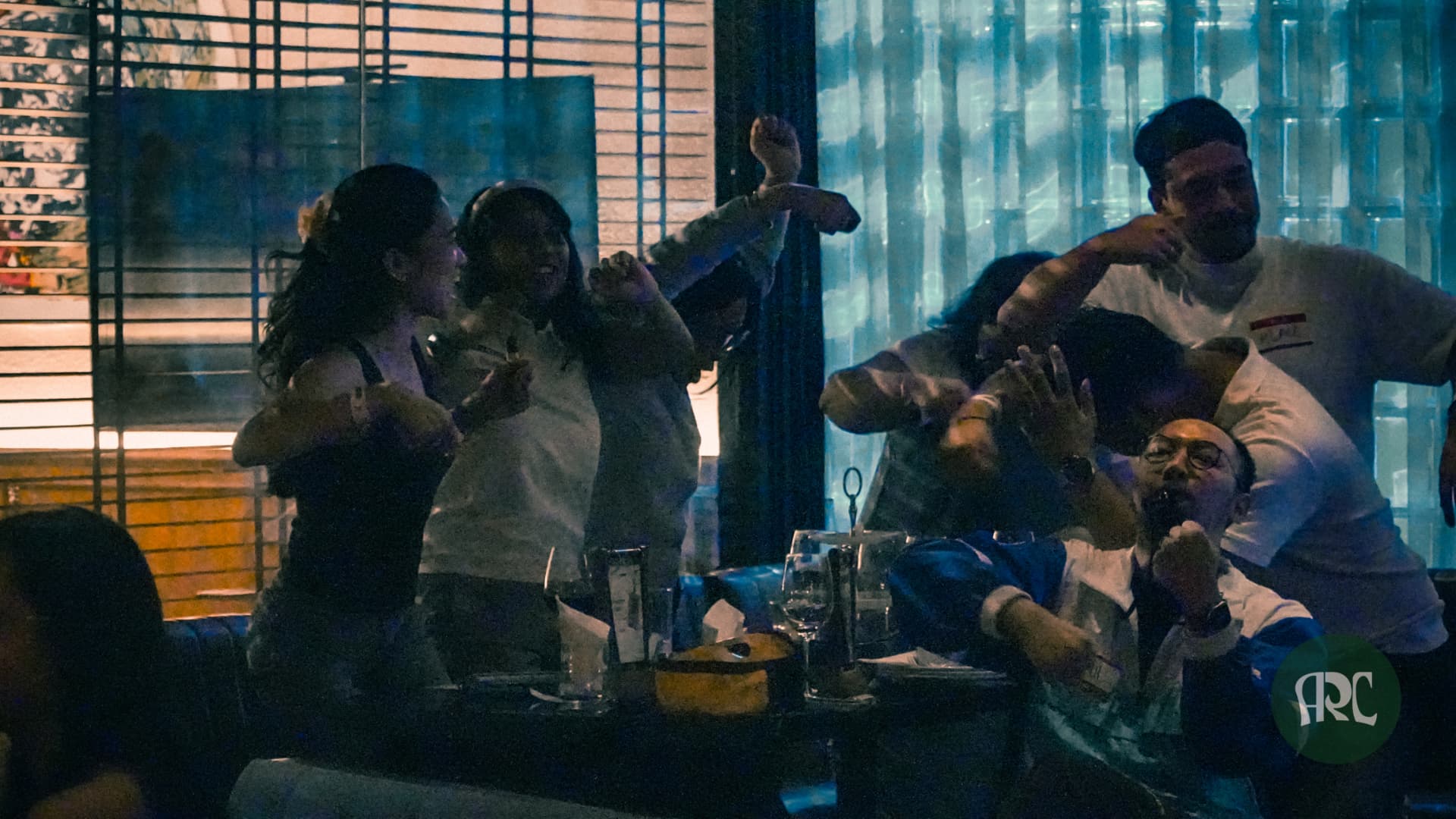 Trivia teams celebrating a win at No Brainer trivia night